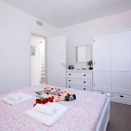 דירה Sleeps 4 Pool מנאג'יו