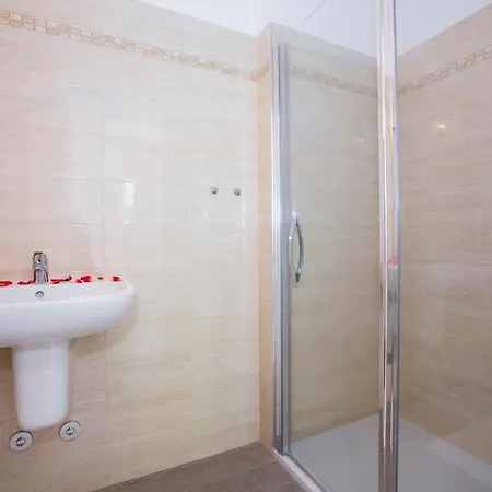 Sleeps 4 Pool מנאג'יו