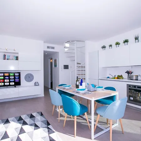 Sleeps 4 Pool דירה