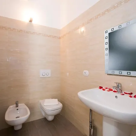 Sleeps 4 Pool דירה מנאג'יו